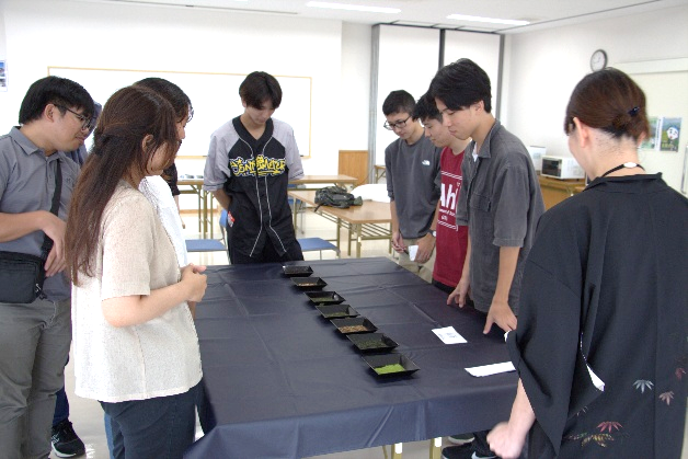 お茶の種類を当てる「選別クイズ」