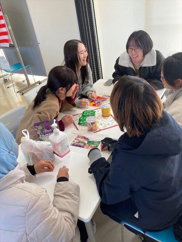 お菓子を囲んで談笑する様子