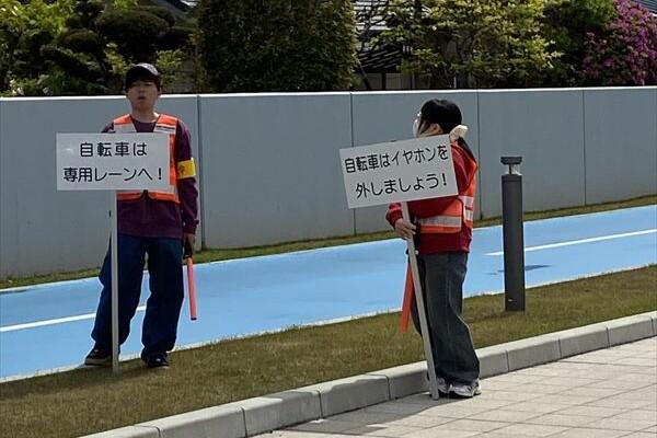 自転車について指導する様子
