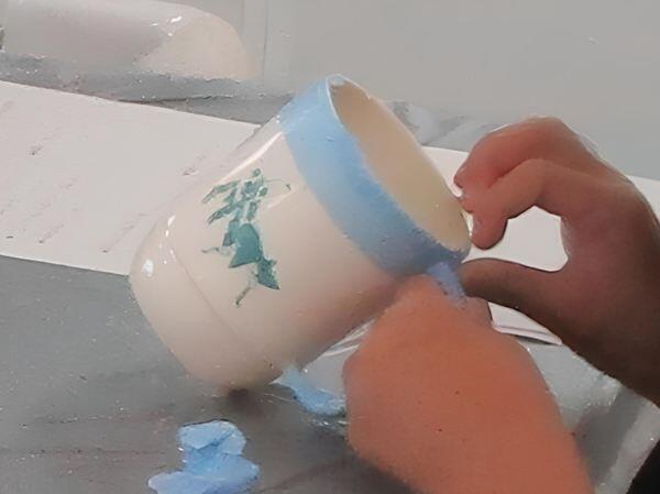 子どもたちが絵を描いたコップ