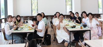 学食を食べる様子
