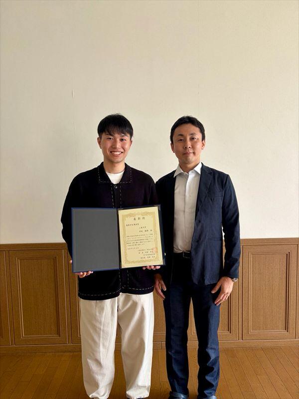 （左）中村優雅さん