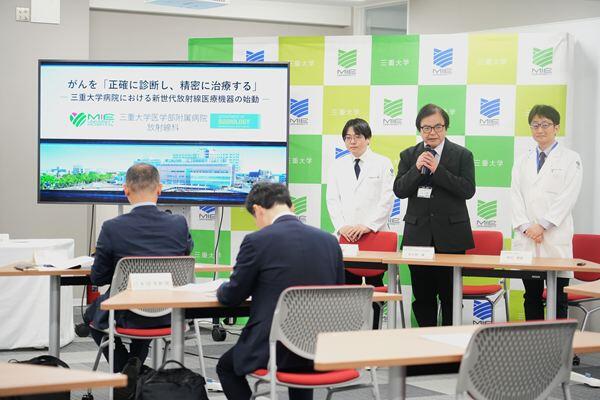 (左)豊増 泰 助教(医学部附属病院)、(中央)佐久間 肇 医学部附属病院長/理事・副学長(附属病院/経営企画担当)、(右)市川 泰崇 准教授(医学部附属病院)からの発表 20260407_記者発表 (4)_R.JPG