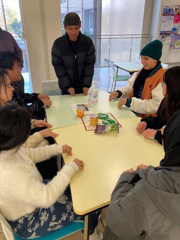 マレーシアの伝統手遊びで競い合う様子