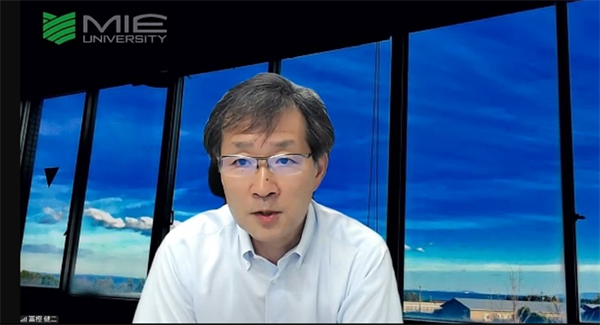 挨拶する冨樫センター長