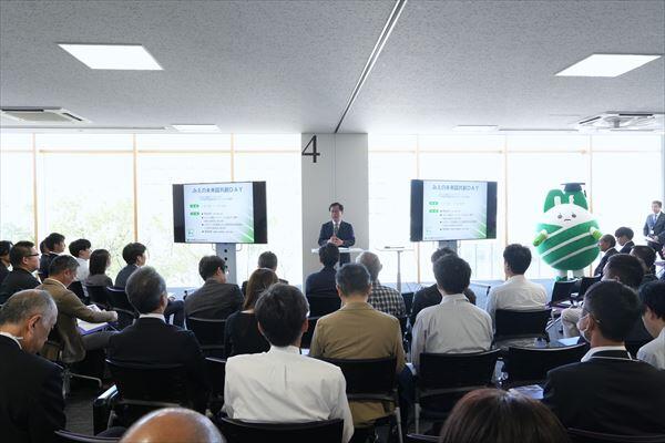 挨拶する伊藤学長