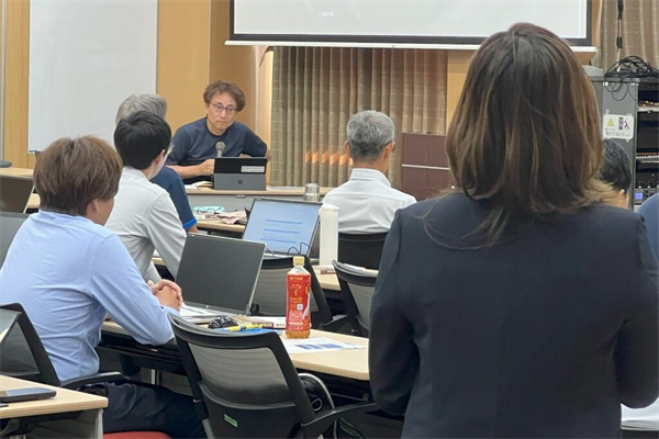 西村教授による総合討論の様子
