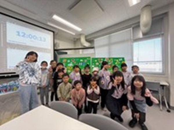 「お花畑」の完成作品と子どもたち