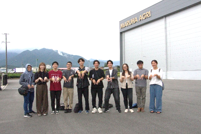 まるは茶業・MARUHA AGRIの前で集合写真