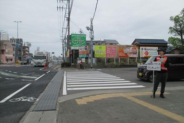 イヤホンについて指導する様子