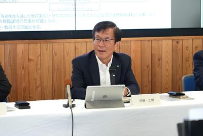 記者会見の様子（伊藤学長）