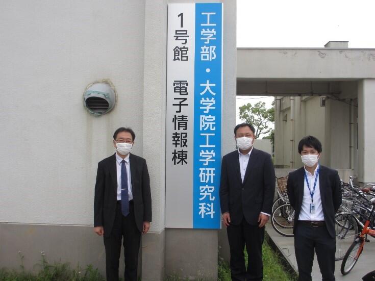 工学部1号館前で集合写真