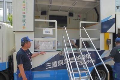 起震車を体験する学生