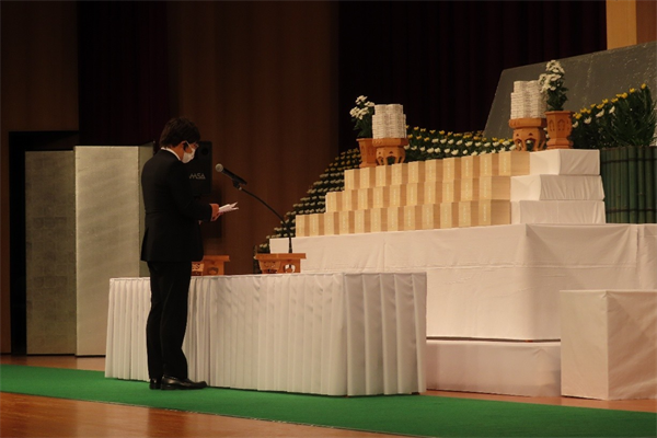 献辞を述べる成田教授