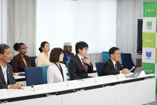 調印式の様子