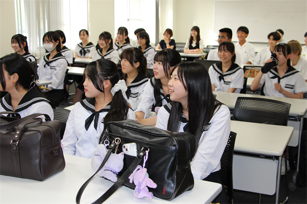 発表を聞く松阪高校の生徒