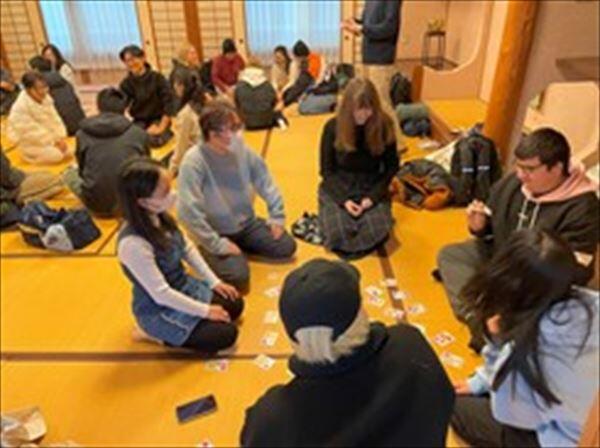 カルタ取りをする様子
