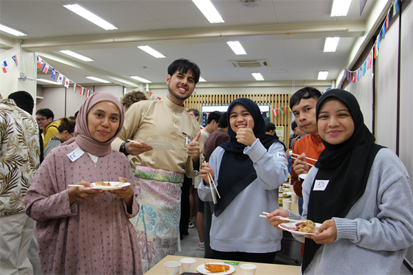 歓談をする留学生