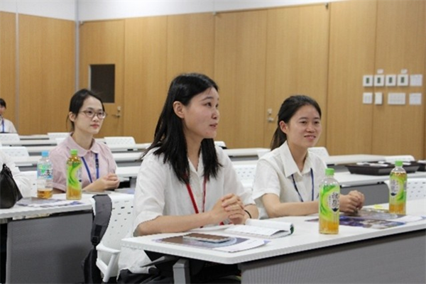 企業から説明を受ける様子