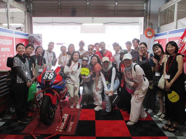 「Honda Asia-Dream Racing with Astemo」のライダーの方々と記念撮影