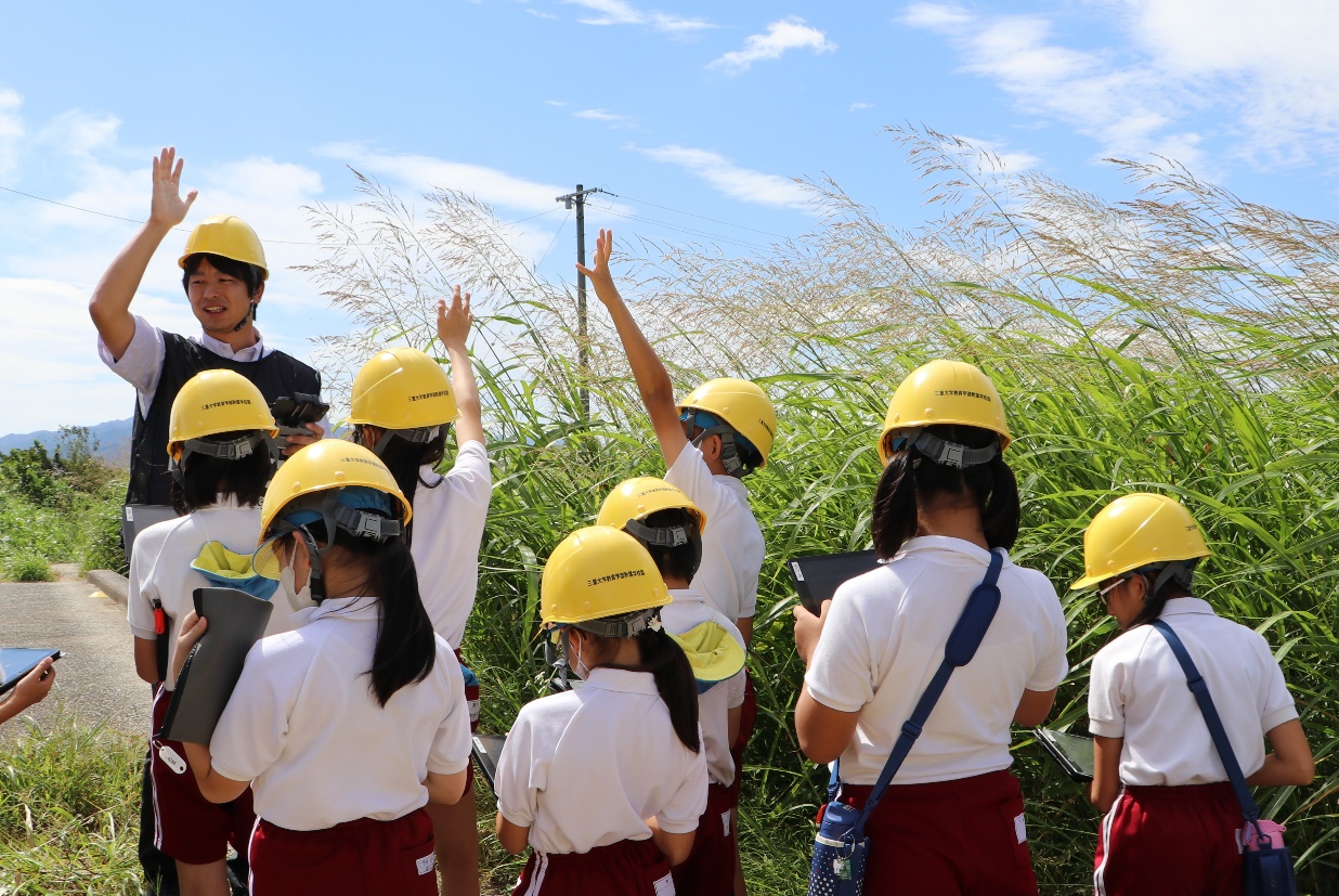 現地でドローンを飛ばして学習する様子（第５学年）