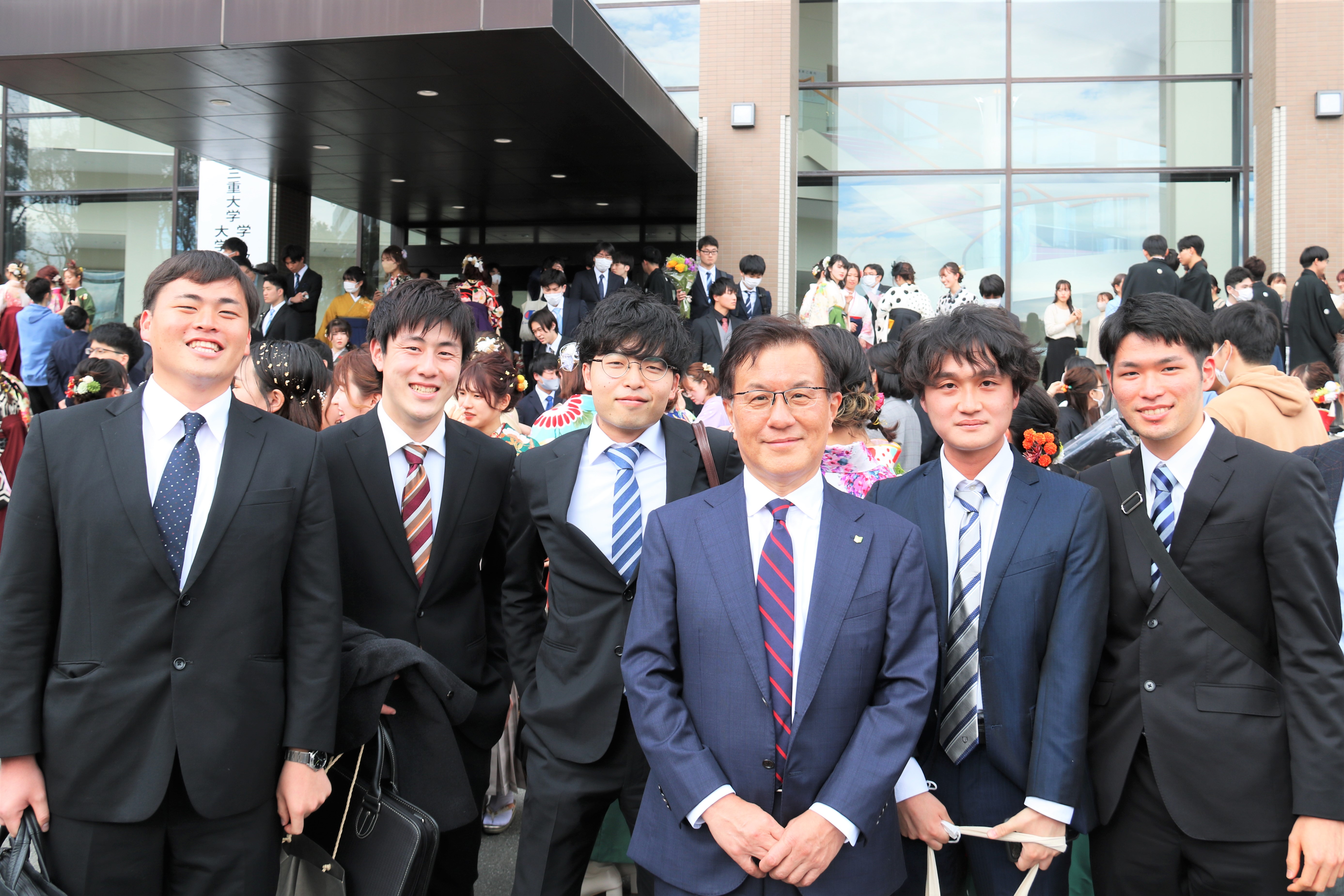 卒業生さんと学長の様子②