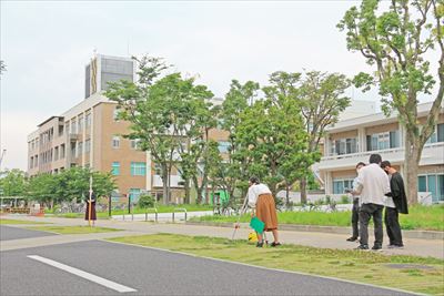 測量を行う学生