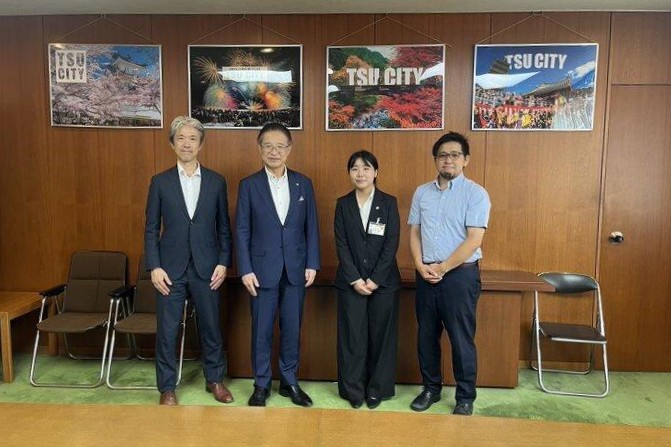 村井さん（写真右から2番目）と前葉市長（写真右から3番目）、関係者ら