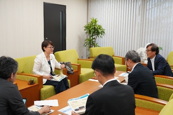 伊藤学長らと懇談の様子