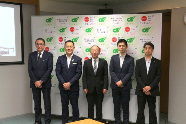 (左から)福村代表取締役、鈴木知事、野阪教授、 大塚研究開発部長、加太三重県医療保健部長