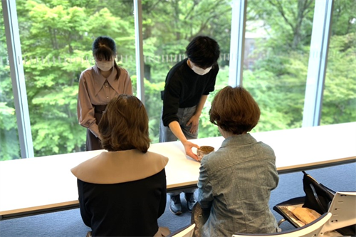 茶道部学生による呈茶の様子