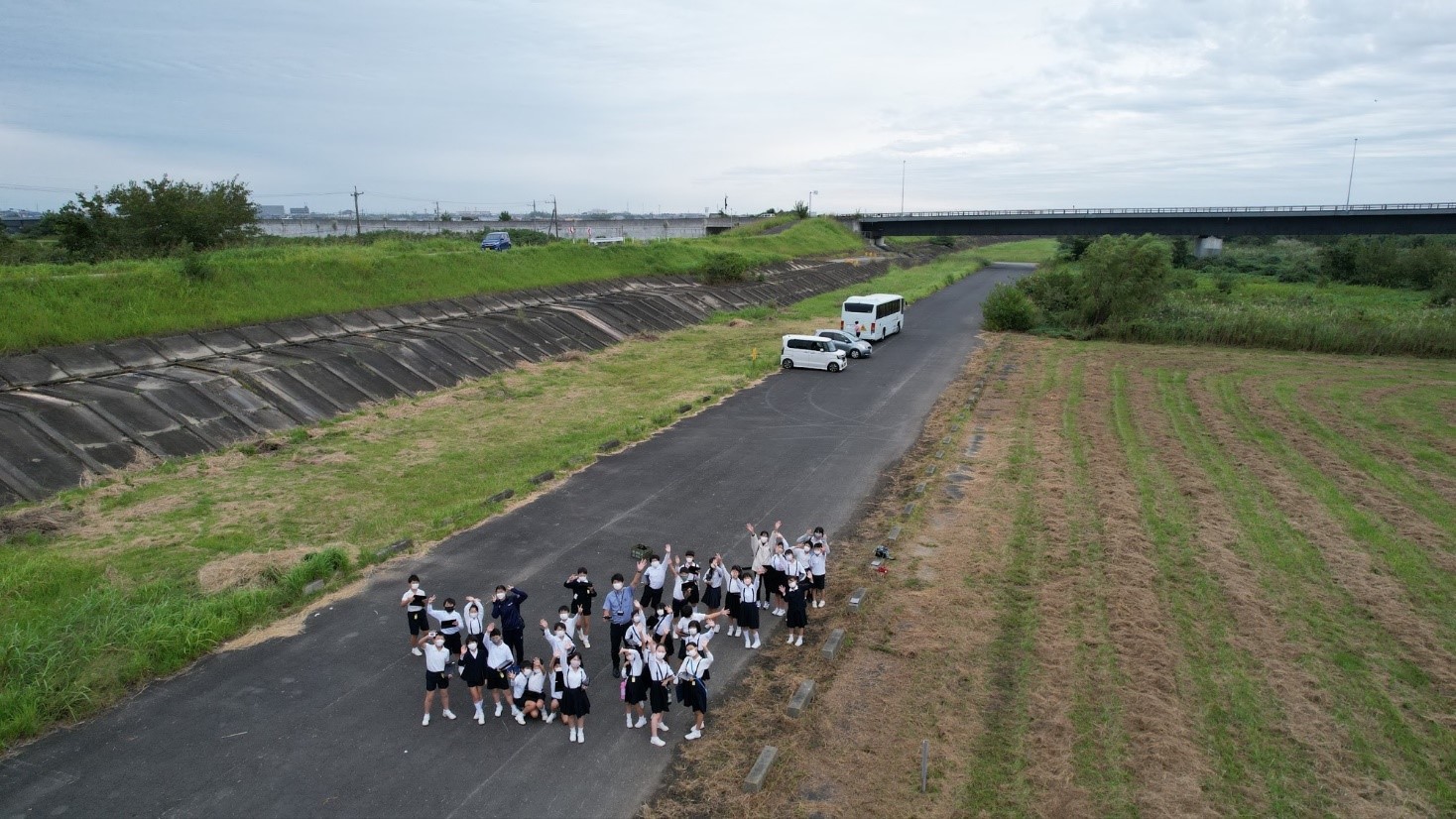 ドローンを活用して雲出川の調査をする児童