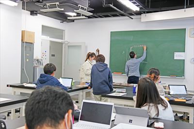 理科実験授業の様子