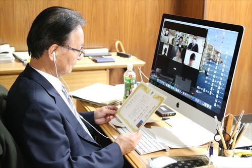 表彰状を読み上げる駒田学長