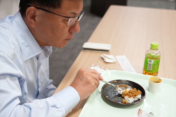 カレーを試食する学長