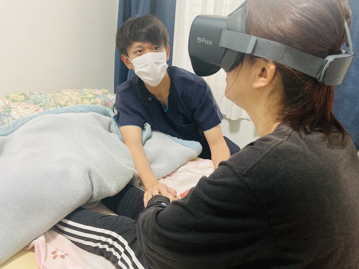 患者さんにVR機器を使用していただいている様子