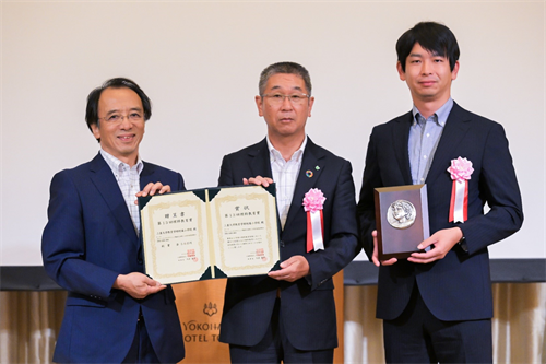 贈呈式の様子　中央　山本嘉校長、右　前田昌志教諭