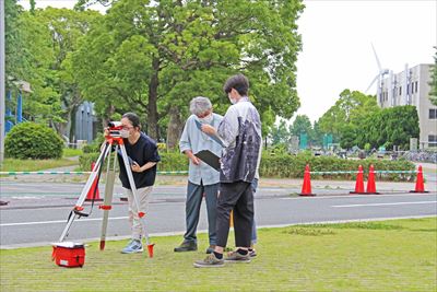 小澤教授の指導を受ける学生