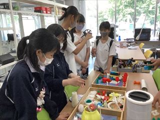 3Dプリンターでできた作品を観察