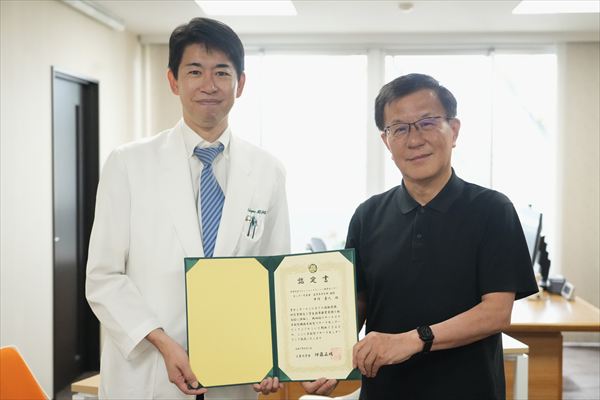 写真右から伊藤学長、中川教授