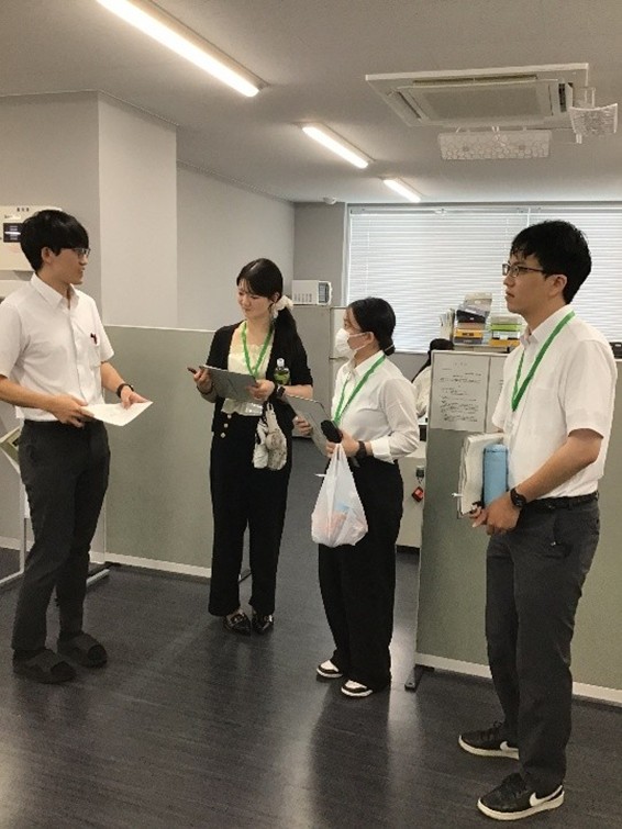 学内ツアーで若手職員に質問するインターンシップ生