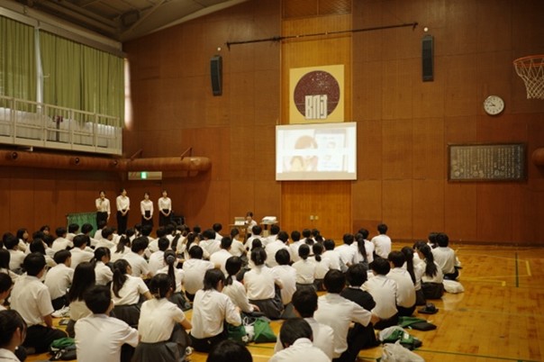 中学校で授業を行う学生の様子