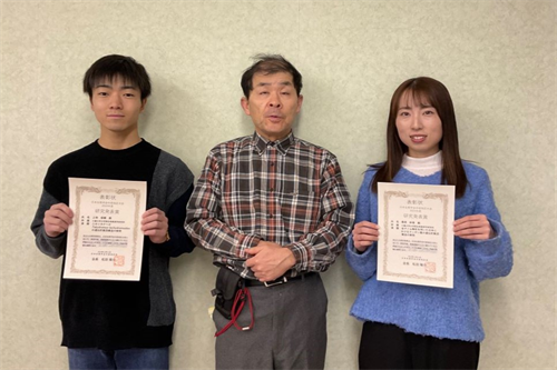 写真左から、上地さん、河村教授、桑原さん