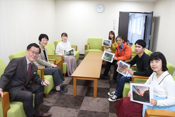 学長、村田副学長と表彰式の出席者　集合写真