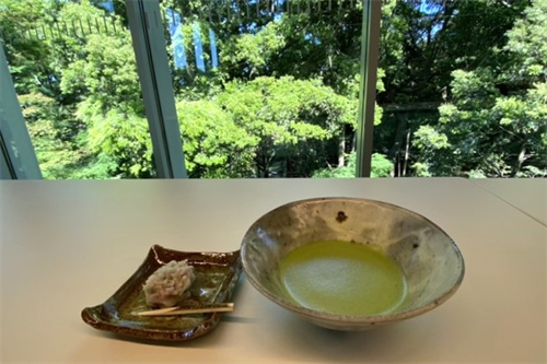 半泥子ゆかりのお茶碗と石水博物館オリジナルのお菓子