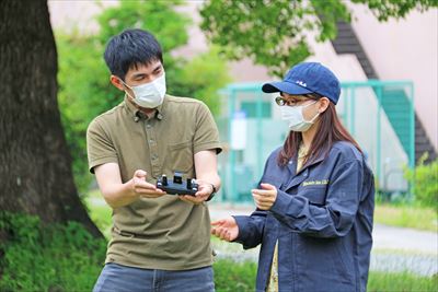 操作方法を学ぶ学生