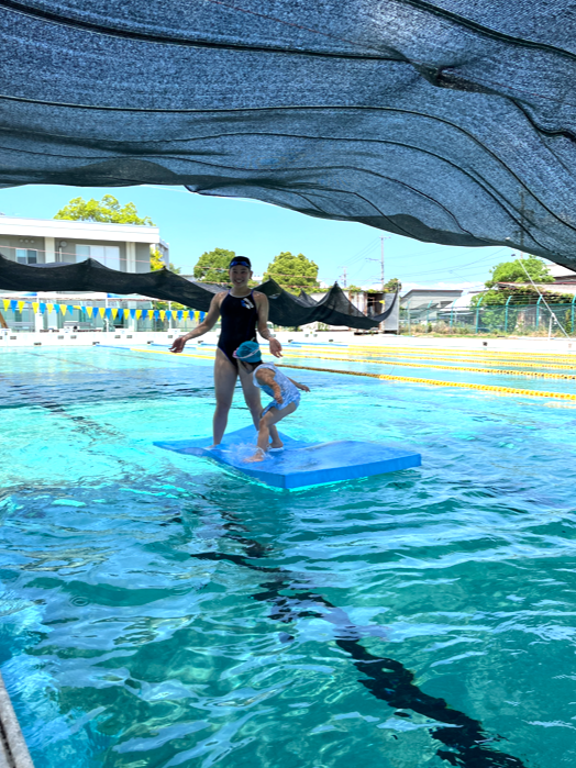 水上水中遊びを楽しむ様子