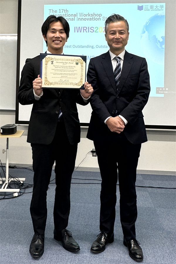 諏訪部研究科長(写真右)と学生(写真左)