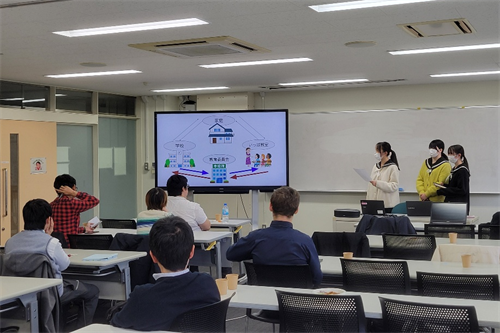 松阪市の外国人児童支援に関する取組について発表する松阪高校の学生
