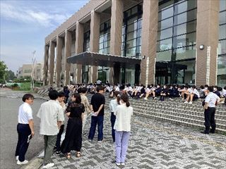 朝の集合と学生ボランティア